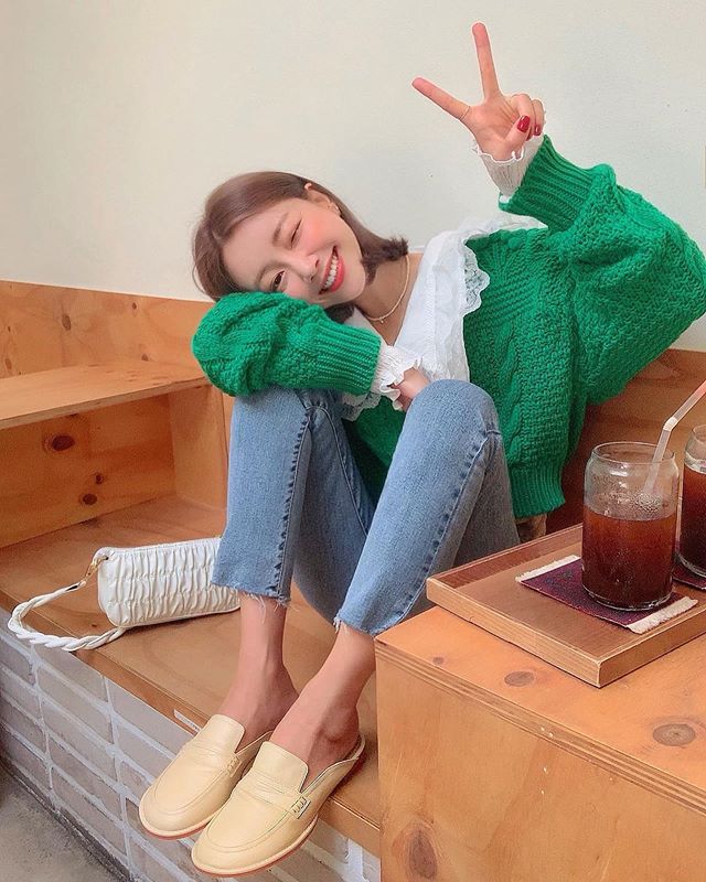 南韩Ｓ曲线网拍板娘《문이》细肩露出绝美线条！