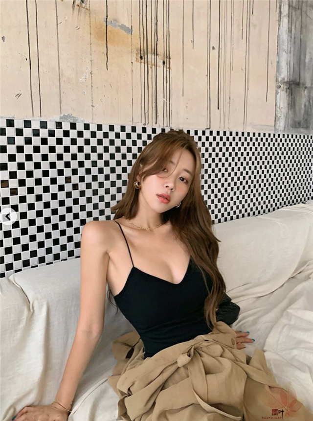 南韩Ｓ曲线网拍板娘《문이》细肩露出绝美线条！