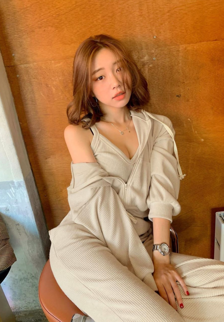 南韩Ｓ曲线网拍板娘《문이》细肩露出绝美线条！