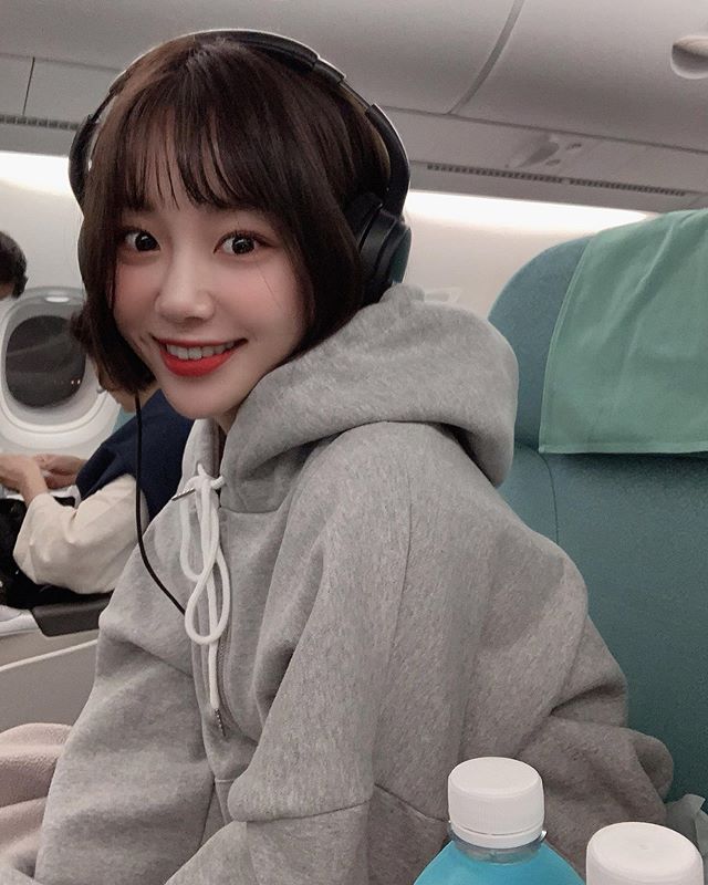 南韩Ｓ曲线网拍板娘《문이》细肩露出绝美线条！