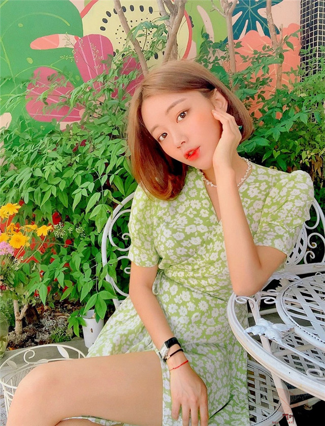 南韩Ｓ曲线网拍板娘《문이》细肩露出绝美线条！