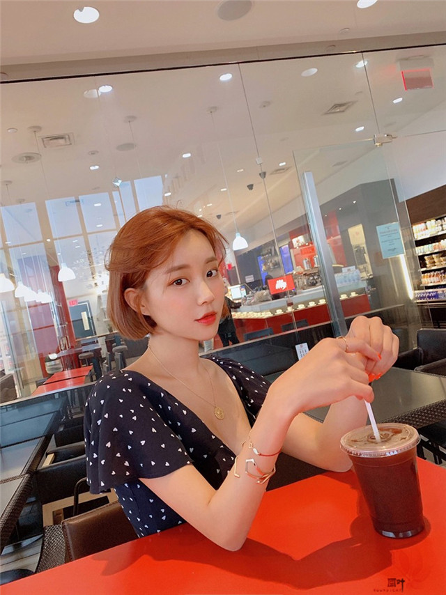 南韩Ｓ曲线网拍板娘《문이》细肩露出绝美线条！
