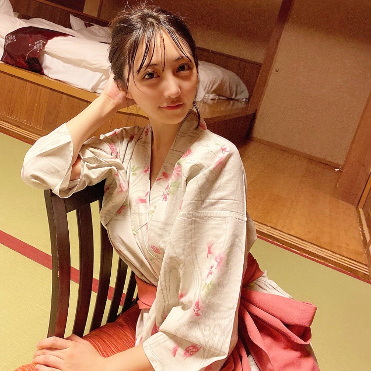 大胸嫩肤妹《辻りりさ》穿着大胆意外是个小说评论家？！