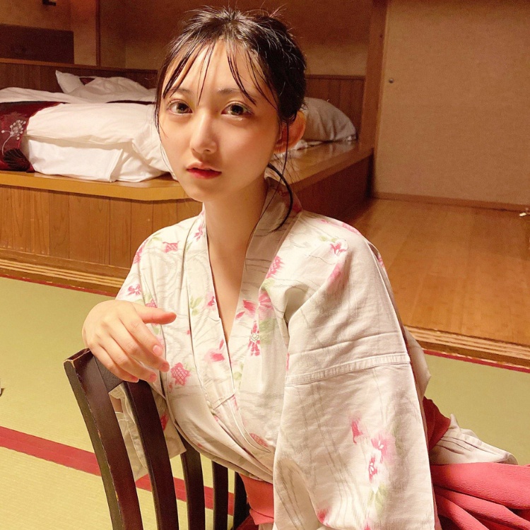 大胸嫩肤妹《辻りりさ》穿着大胆意外是个小说评论家？！