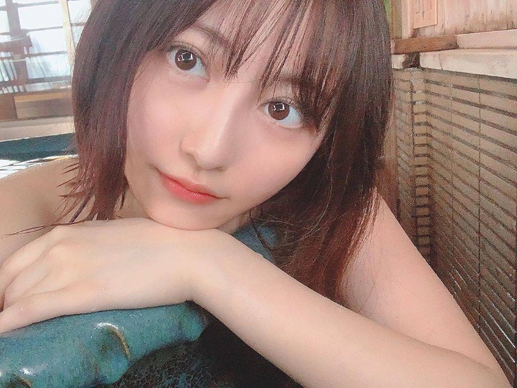大胸嫩肤妹《辻りりさ》穿着大胆意外是个小说评论家？！
