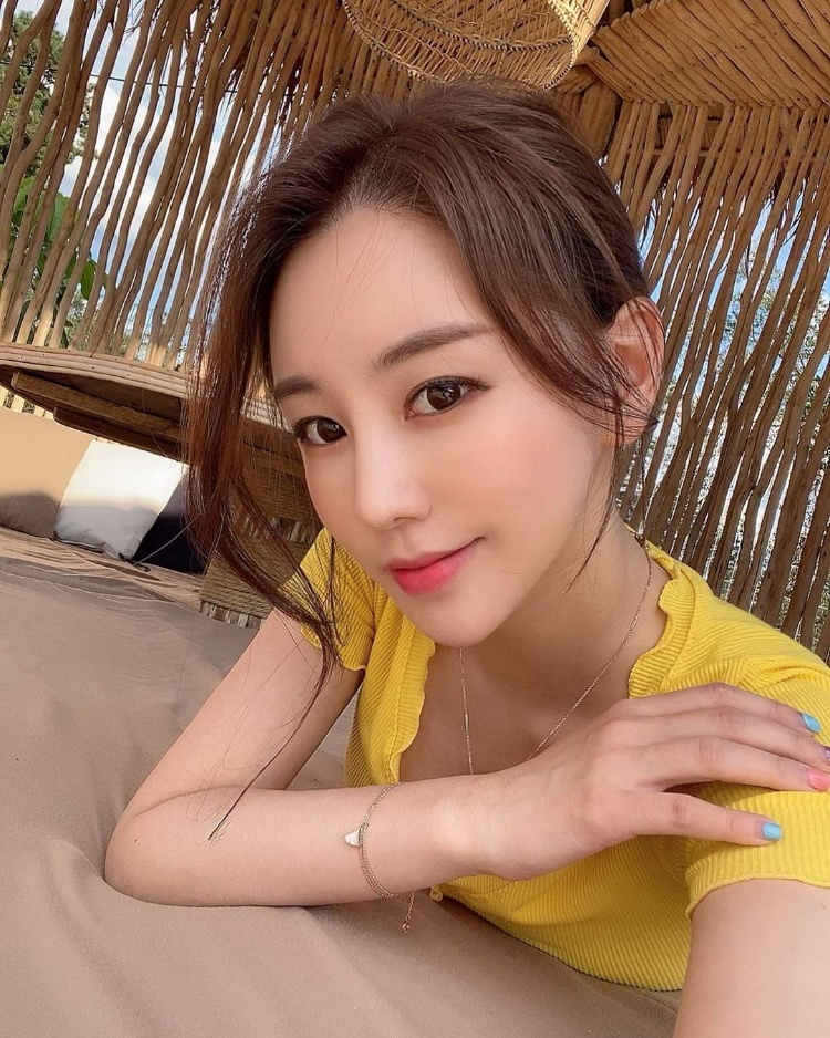 前电视台「体育女主播」笑容超甜美，转职后「美波大解放」，网友看了都在求恋爱！