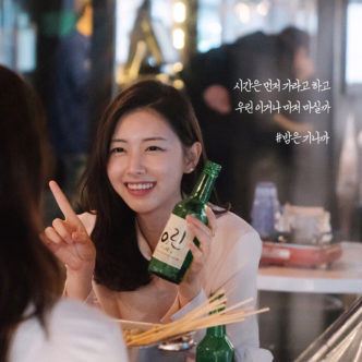 打败IU、秀智！首位韩国烧酒「素人」代言人是她，打破惯例获得名气认证