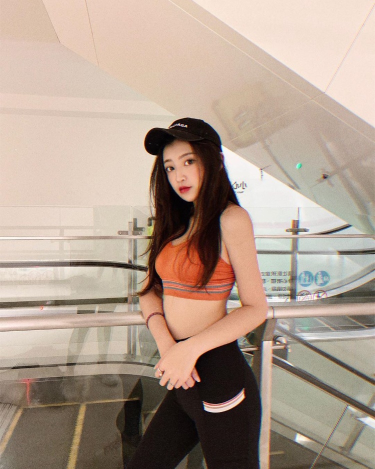 「ClaireLee」精巧颜值太魅惑，侧身就用性感香肩狂喷辣气！