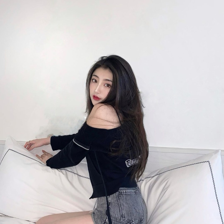 「ClaireLee」精巧颜值太魅惑，侧身就用性感香肩狂喷辣气！