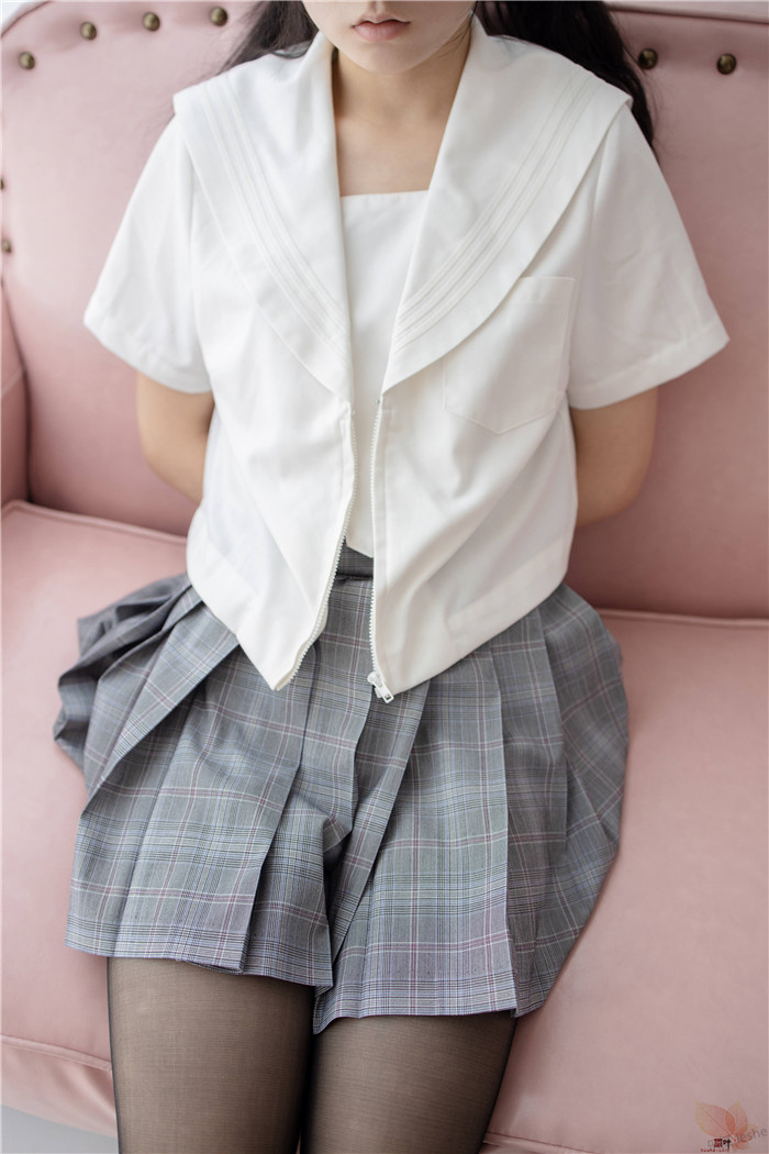 小清新氧气少女胖次露出，黑丝玉足水手服唯美私房