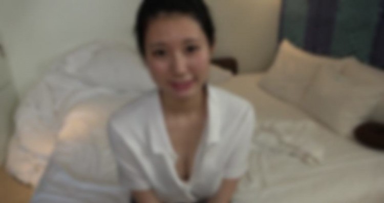 19 岁 F 杯美丽的女孩充满了微笑。