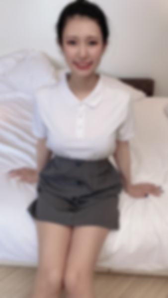 19 岁 F 杯美丽的女孩充满了微笑。