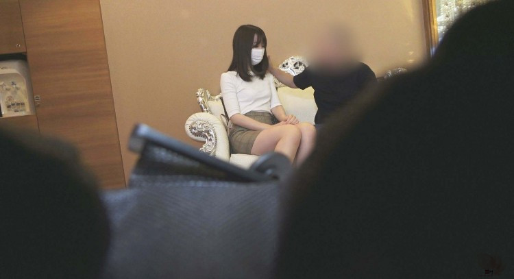 现实的 20 多岁女教师出售 ！ 