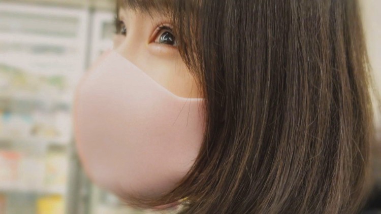 苗条美丽的女孩的偶像脸与最可爱的孩子