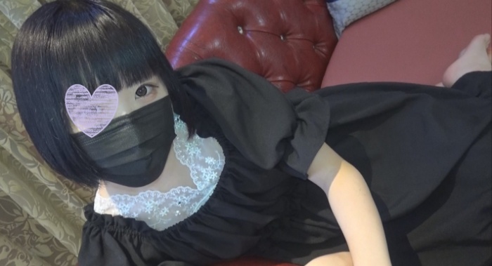 可憐な18岁パイパン素人娘