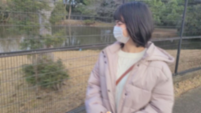一个完全没有经验的天真女孩。