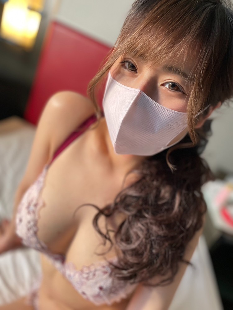 苗条丰满整洁的 F 罩杯美女