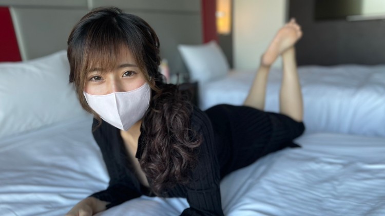 苗条丰满整洁的 F 罩杯美女