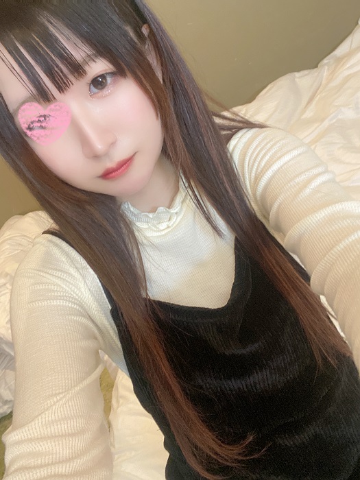 黑发利落干净的美女。
