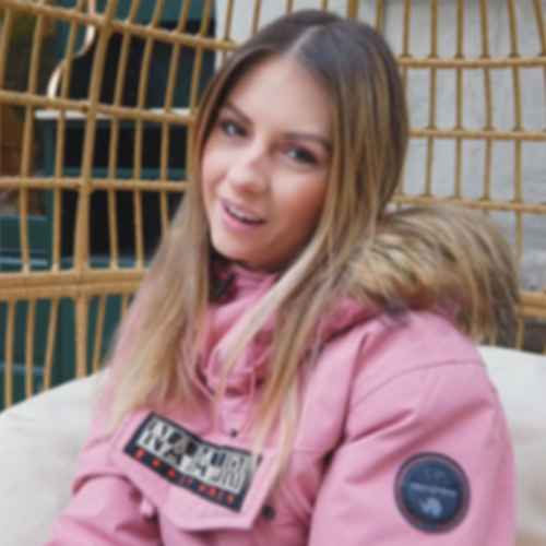 金发ルーマニア美女