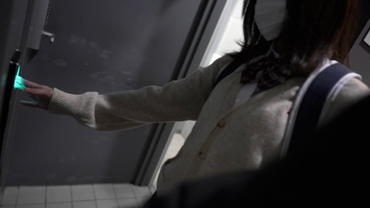 一个青春期的漂亮女孩