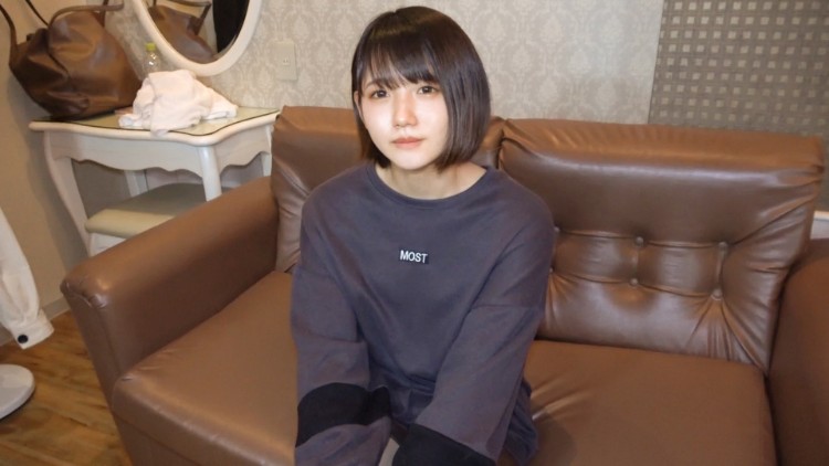 忍不住害羞的苗条美女
