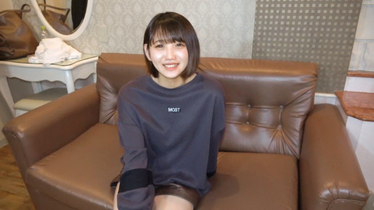 忍不住害羞的苗条美女