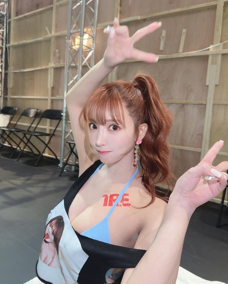 PTT乡民盘点《整形完声势直上的５位AV女优》网友：最后一位凑数的吗？