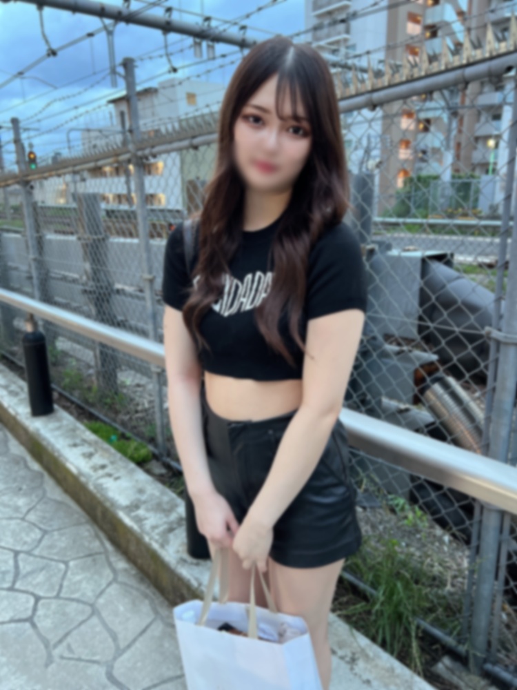 一个19岁的厚脸皮的p活女孩，有纹身。