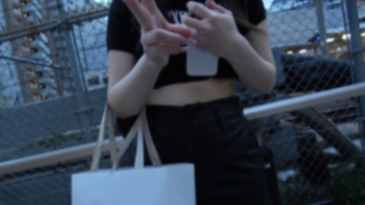 一个19岁的厚脸皮的p活女孩，有纹身。
