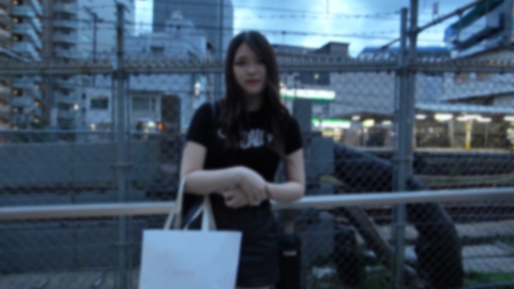 一个19岁的厚脸皮的p活女孩，有纹身。