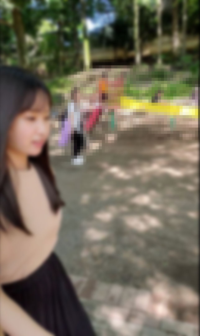 中午在公园里。一位F罩杯美女