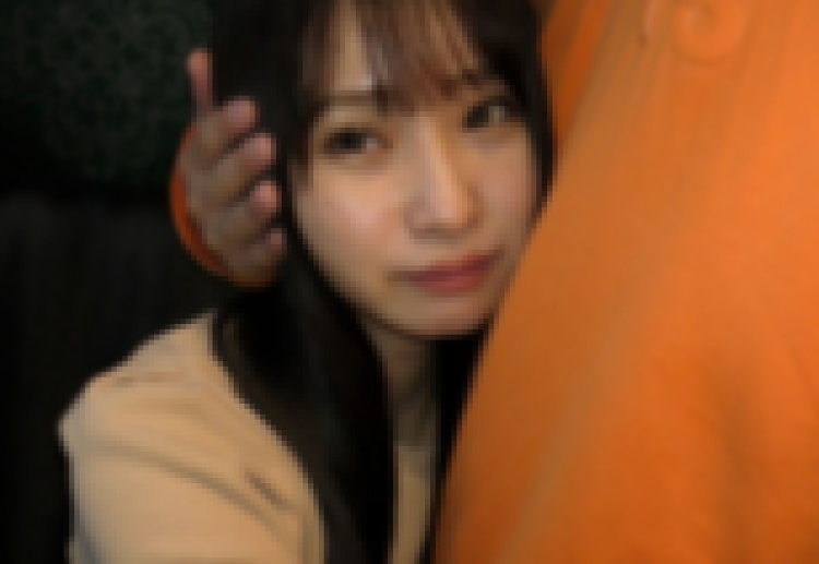中午在公园里。一位F罩杯美女