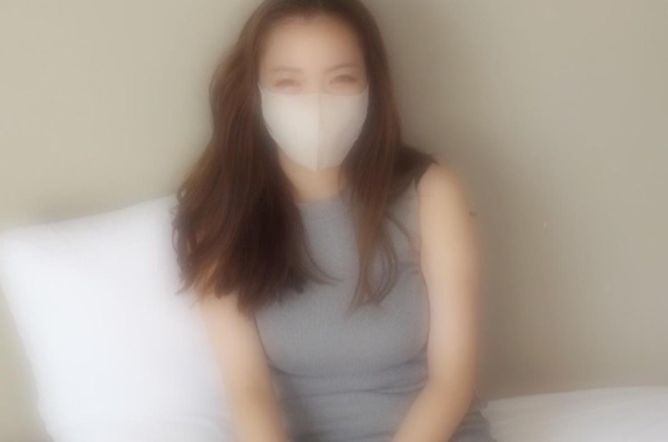 一个美丽的妻子，她有F罩杯