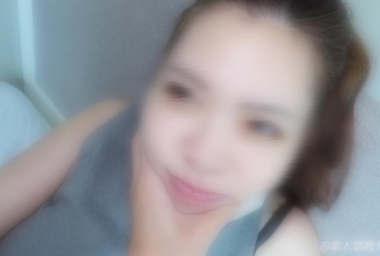 一个美丽的妻子，她有F罩杯