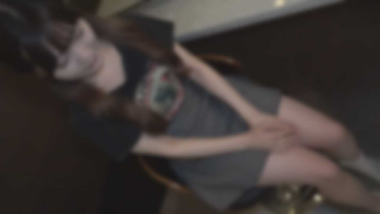 皮肤白皙152cm瘀伤可爱的化妆品店员。