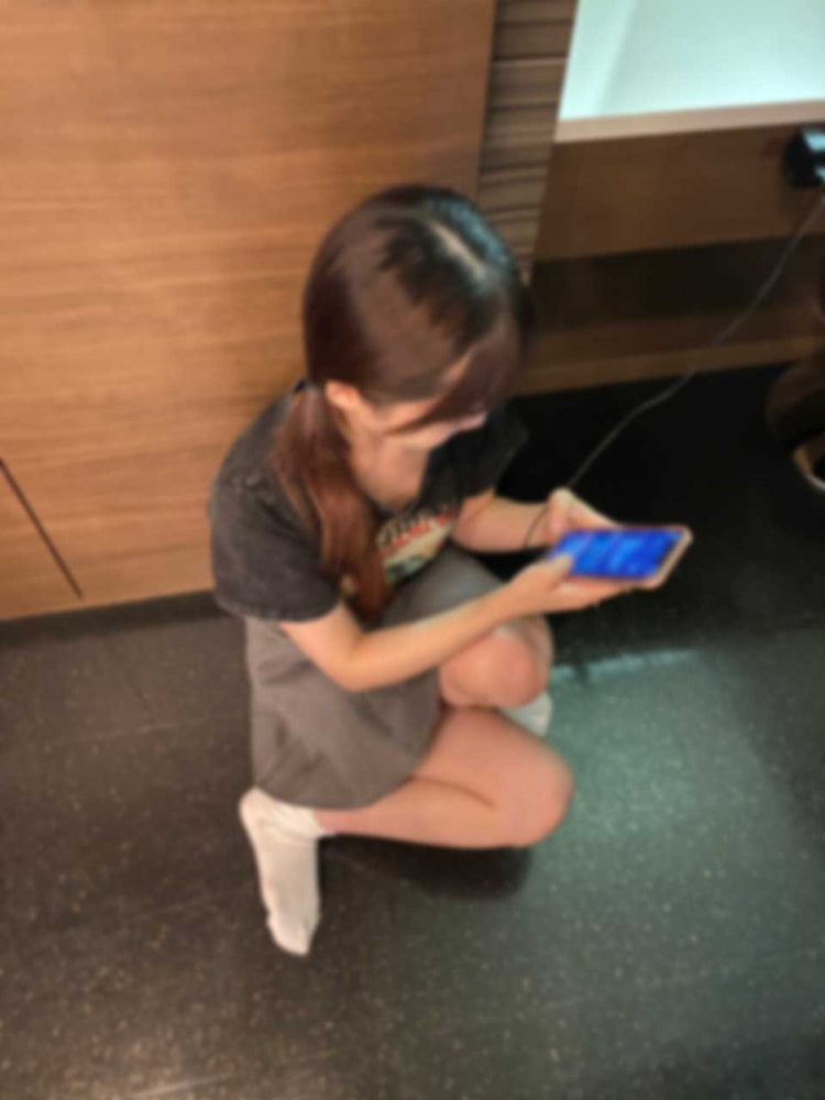 皮肤白皙152cm瘀伤可爱的化妆品店员。