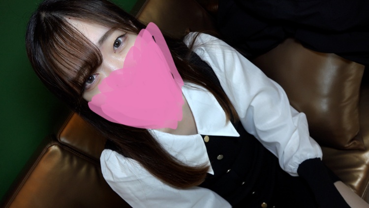 纤细不精致的年轻女孩