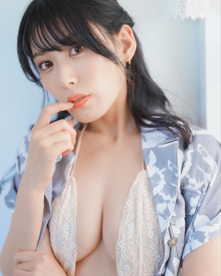 【新人】大人系艺能人！前AKB写真女星「金子智美」改名《金松季步》AV登场！