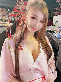 松烟仓库「浴衣美人」出没！恩齐儿「性感雪R」若隐若现，修长美腿好惊人！