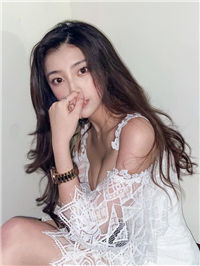 「ClaireLee」精巧颜值太魅惑，侧身就用性感香肩狂喷辣气！