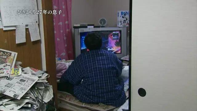 母亲病逝在家，儿子和尸体同居到发臭……