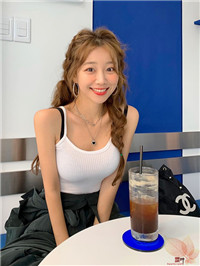 南韩Ｓ曲线网拍板娘《문이》细肩露出绝美线条！