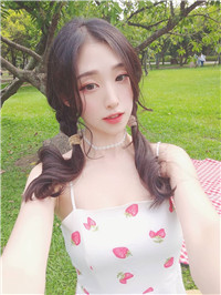 眼神迷蒙诱惑力MAX，清纯白嫩暗藏「美R玄机」！