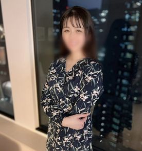 旦那には言えない、都会の美しい夜景を後ろに大人の密会。