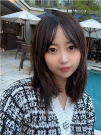 可愛い幼顔の女子大生