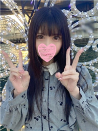 留着黑色长发的干练少女