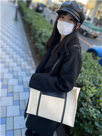 ] 一位苗条的流行咖啡馆女士
