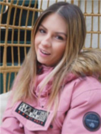 金发ルーマニア美女