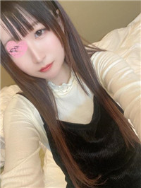 黑发利落干净的美女。